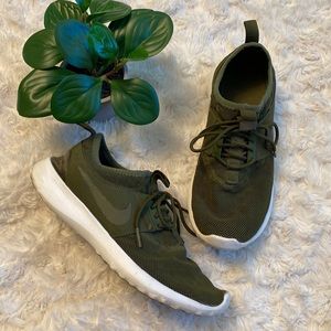 NIKE Woman’s Juvenate in hunter green